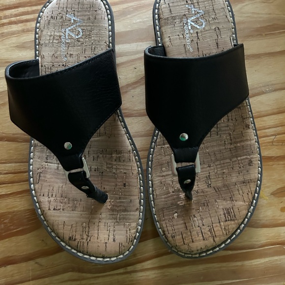 Slightly used slide sandal - Picture 2 of 5